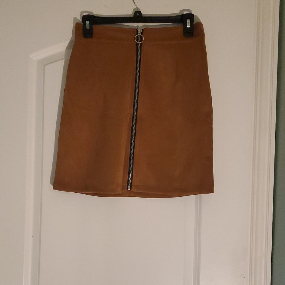 Front-Zip Faux Suede Mini Skirt in Camel